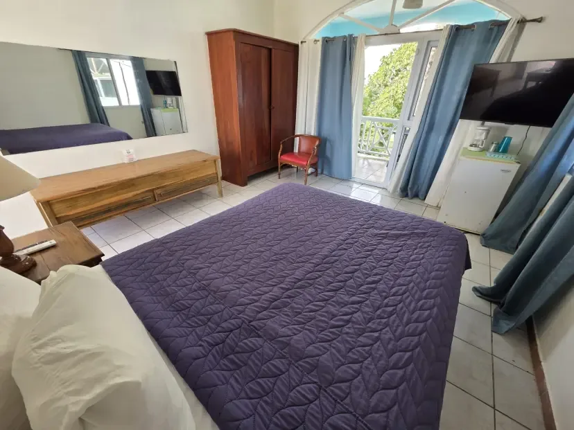 Cama queen en la habitación de lujo con vistas al mar 6