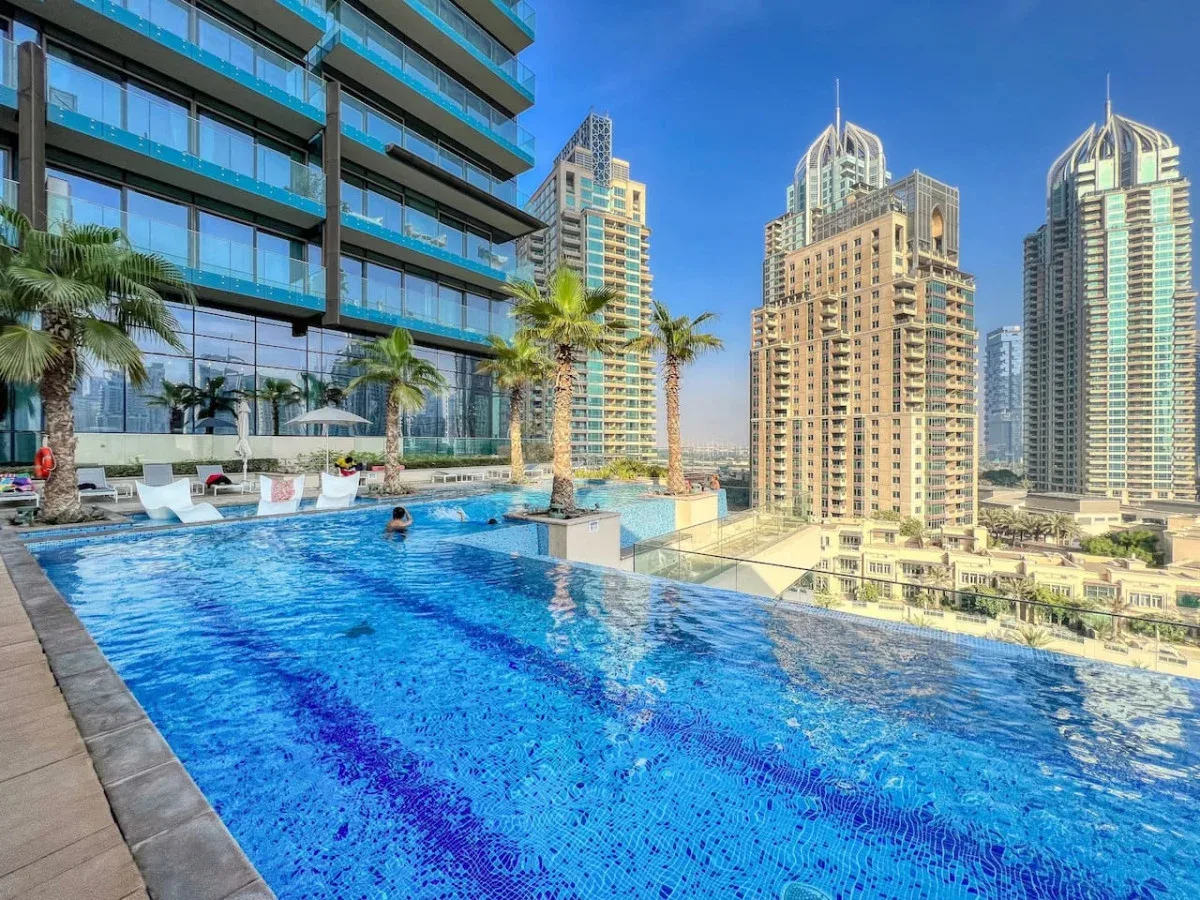 Una piscina en la azotea ofrece vistas a varios edificios altos.
