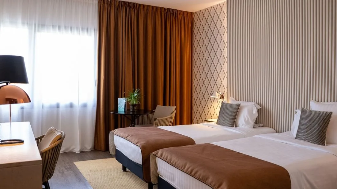 Guest room with twin beds