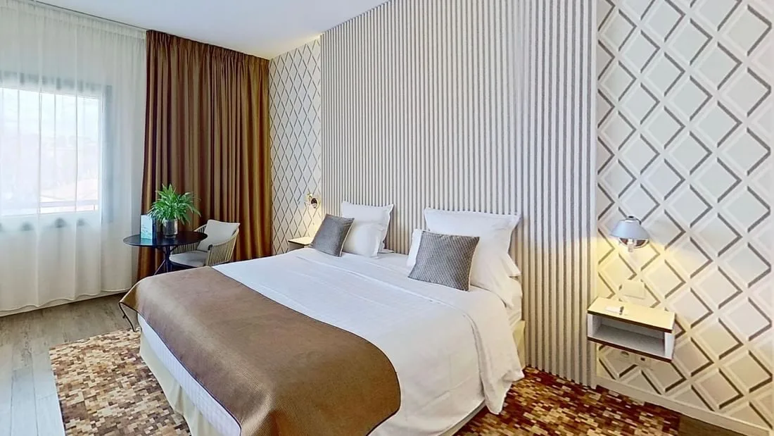 Guest room with double bed and sitting area