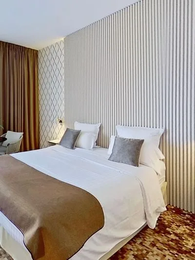Guest room with double bed and sitting area