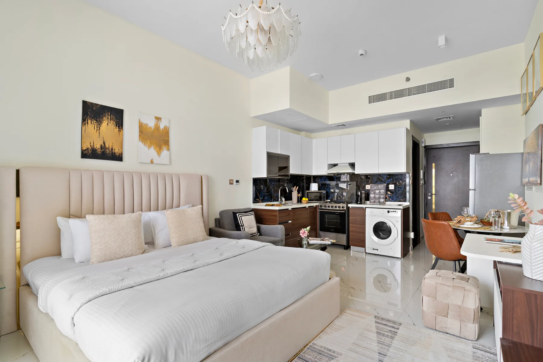Un dormitorio se abre a una pequeña cocina y zona de comedor.