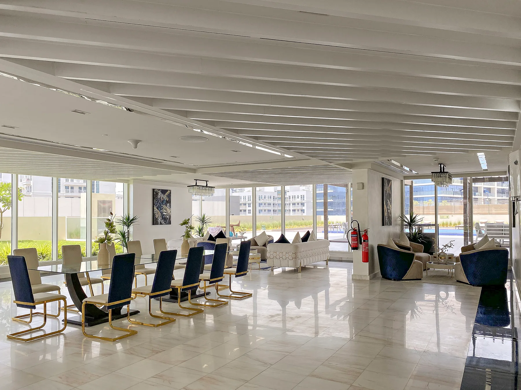 Una sala luminosa con asientos en filas y grandes ventanales.