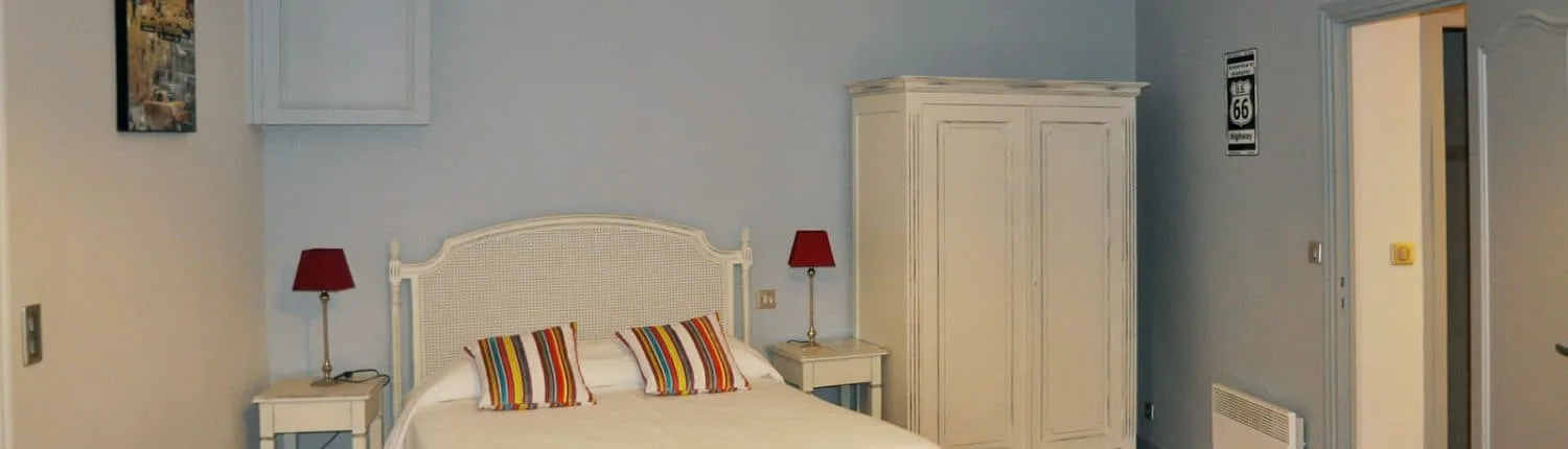 Guest room with a double bed