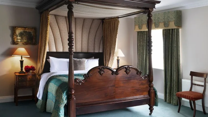 Habitaciones y suites con muebles antiguos y obras de arte