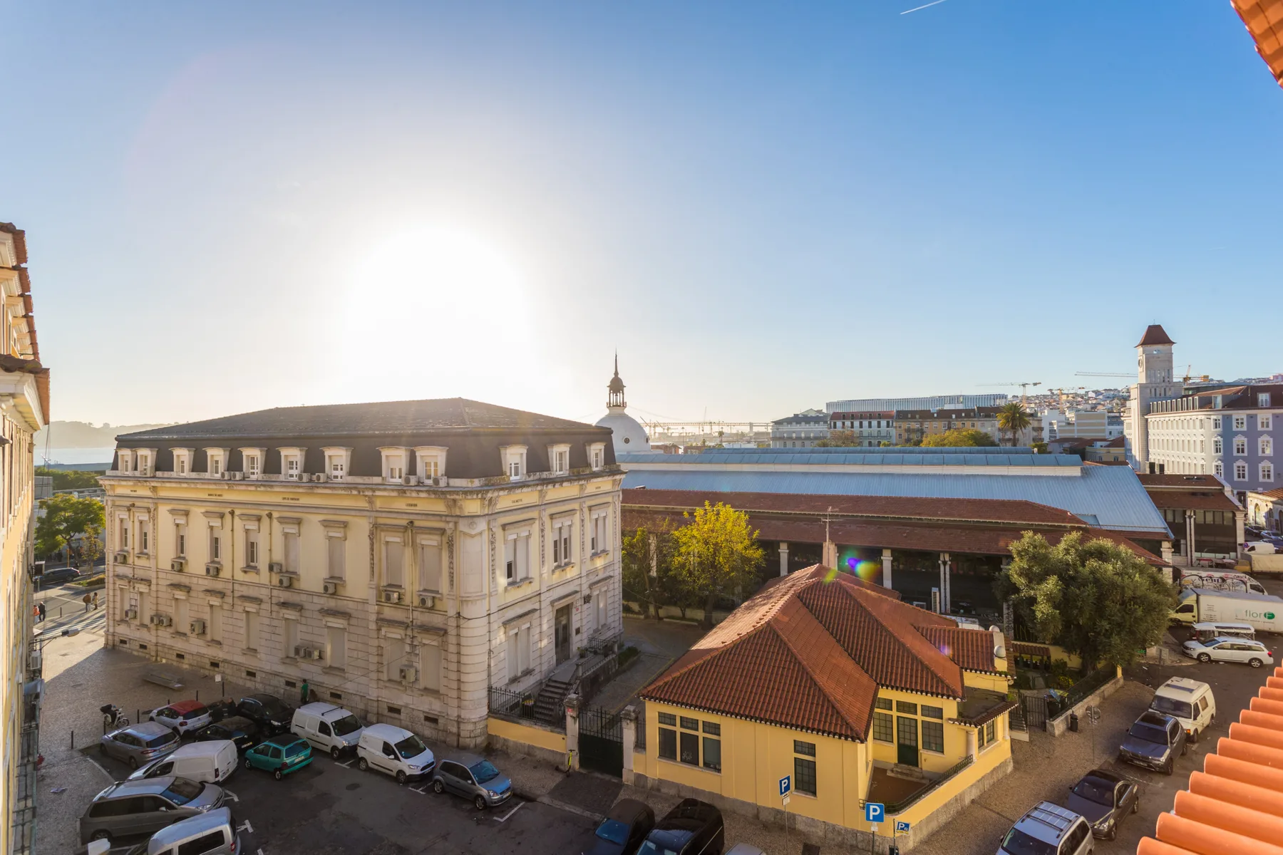 Vista urbana de edificios históricos y tejados bajo un cielo despejado.