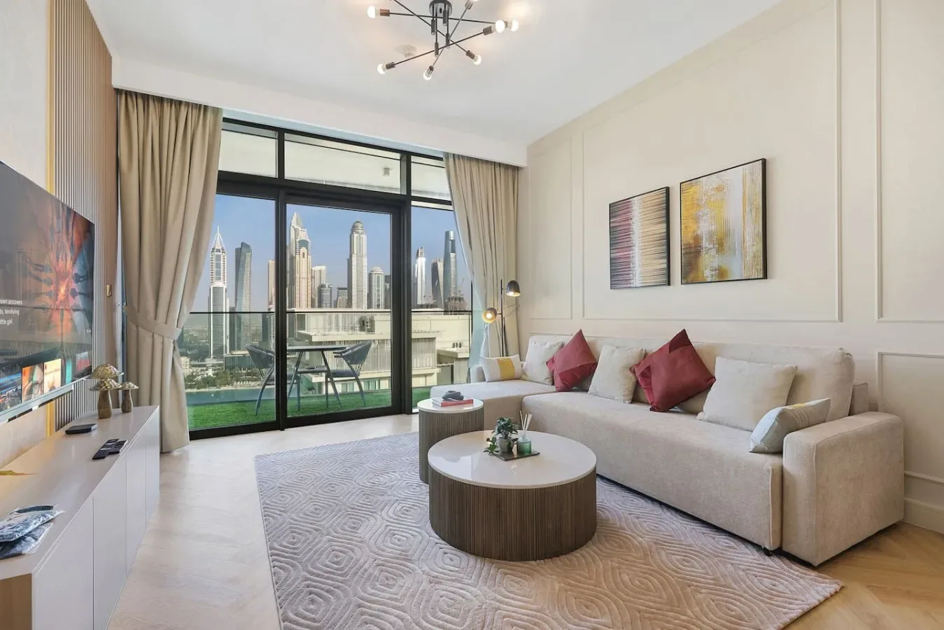 Una sala luminosa con sofá, mesa de centro y vistas de la ciudad a través de puertas de vidrio.