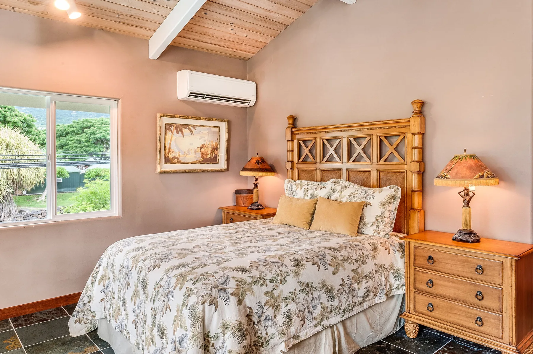 Un dormitorio con una cama bajo un techo abovedado de madera.