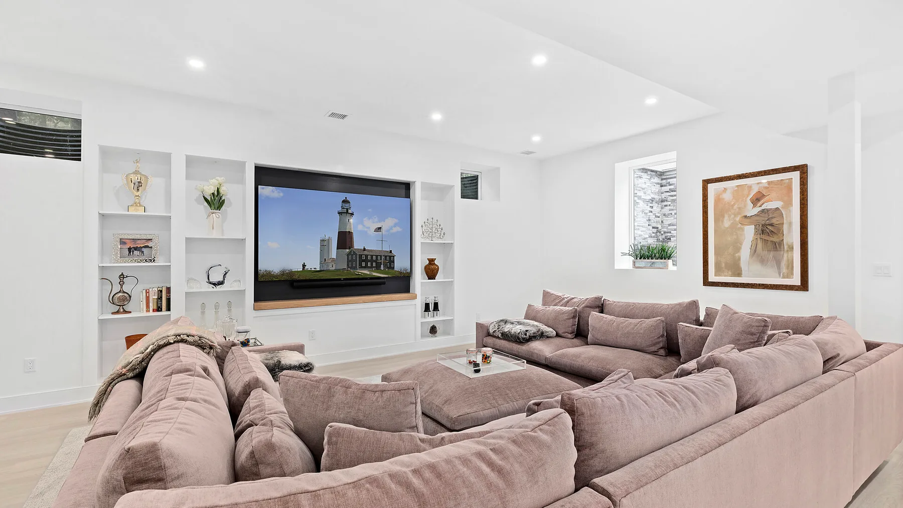 Una luminosa sala de estar con asientos alrededor de un televisor.