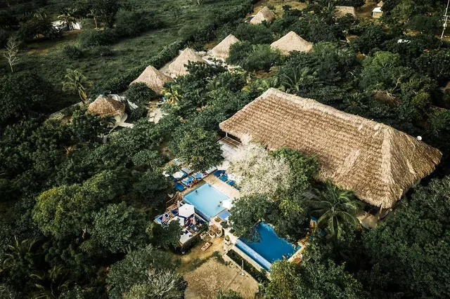 Vista aérea del complejo turístico y la piscina