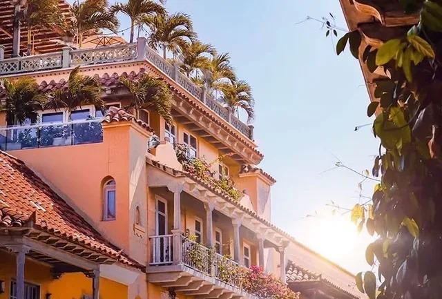 Edificio con balcones y plantas