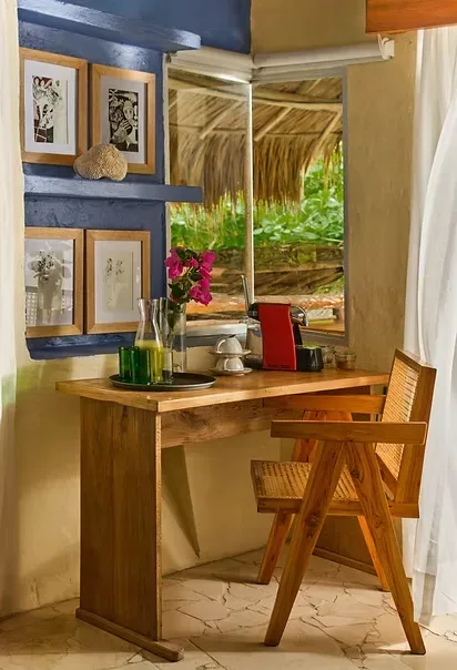 Escritorio y silla en una habitación