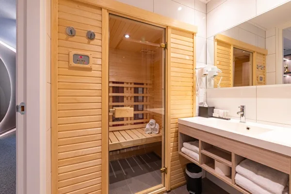 Suite sauna and bathroom