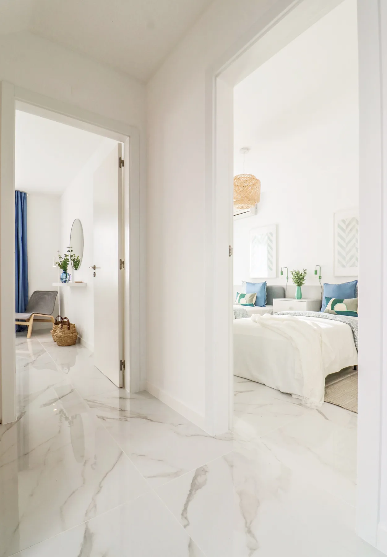 Un dormitorio luminoso se abre a un pasillo con suelo claro y brillante.