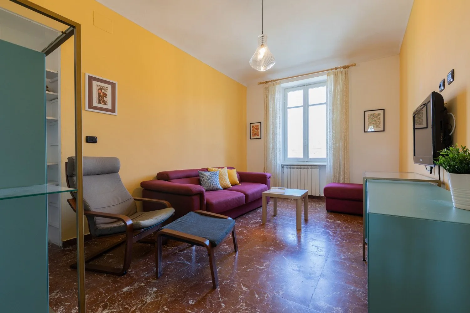 Una sala de estar con asientos dispuestos alrededor de una pequeña mesa de centro.