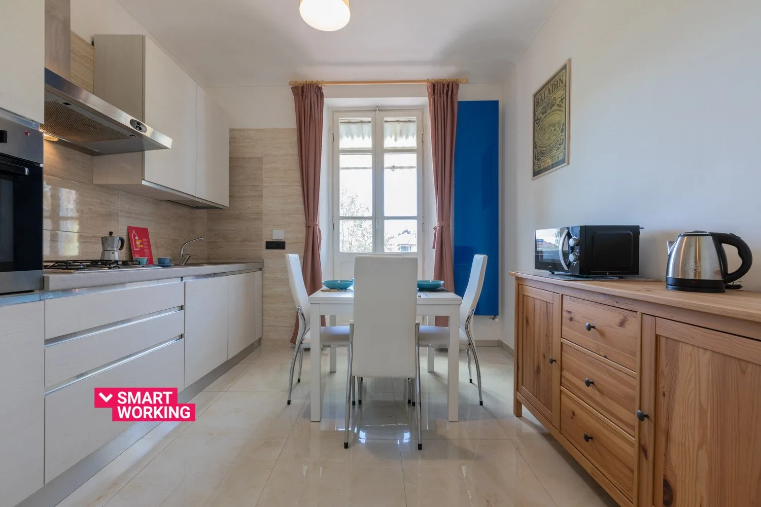 Una cocina luminosa con comedor junto a la ventana.