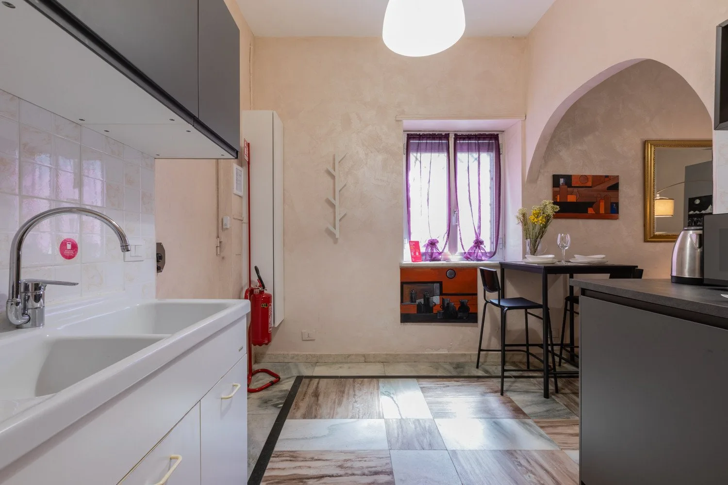 Una cocina compacta y zona de comedor con una ventana junto a la encimera.
