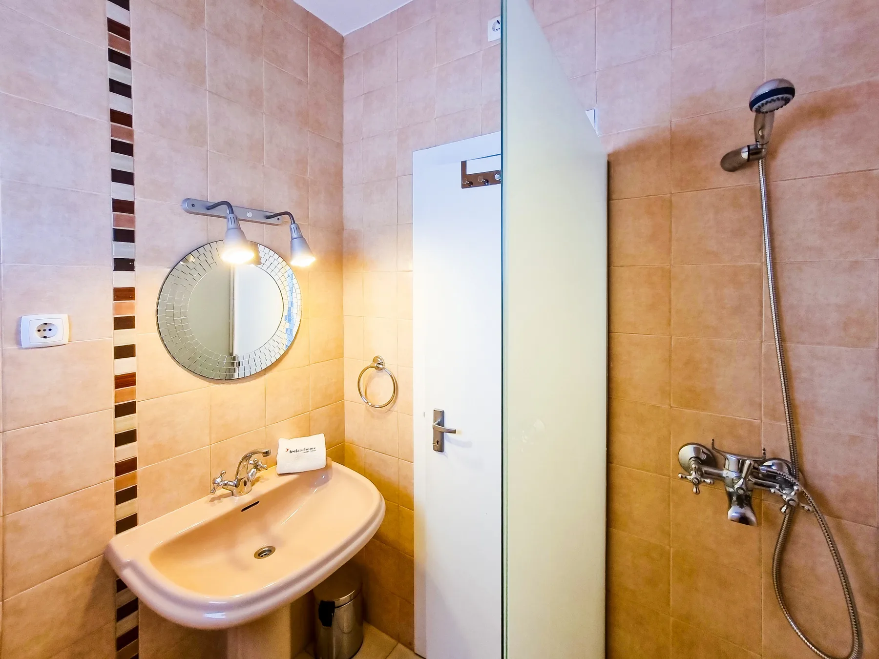 Un baño alicatado con lavabo y ducha.