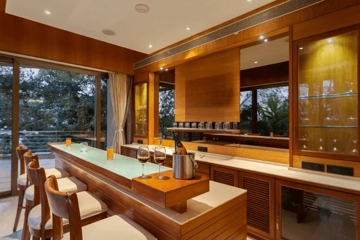 Un comedor con una mesa larga y muebles de madera empotrados.
