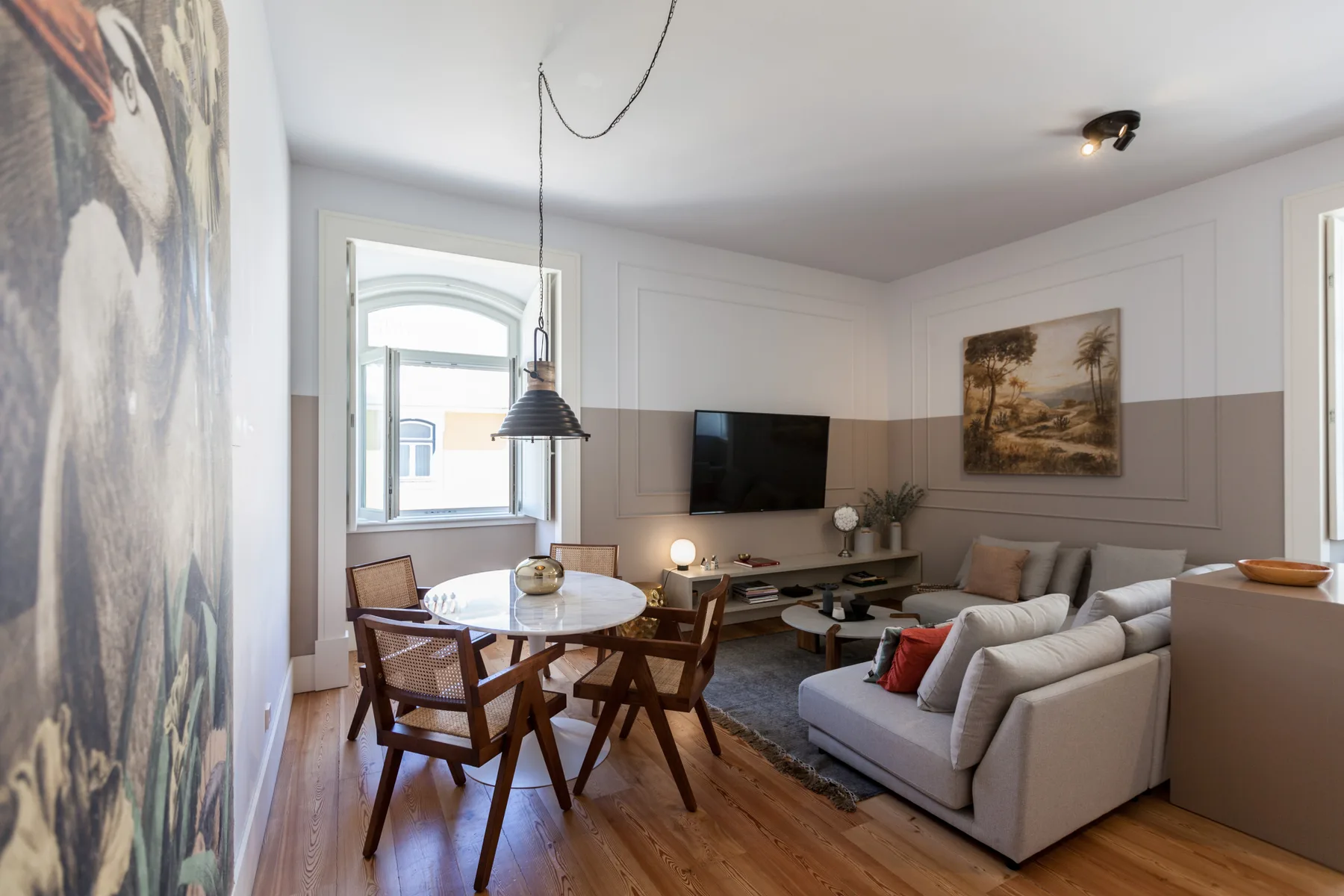 Una sala de estar y comedor con una mesa y asientos.