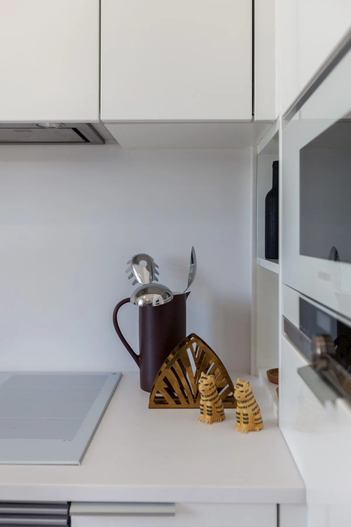 Una encimera de cocina luminosa con una placa y una tetera.