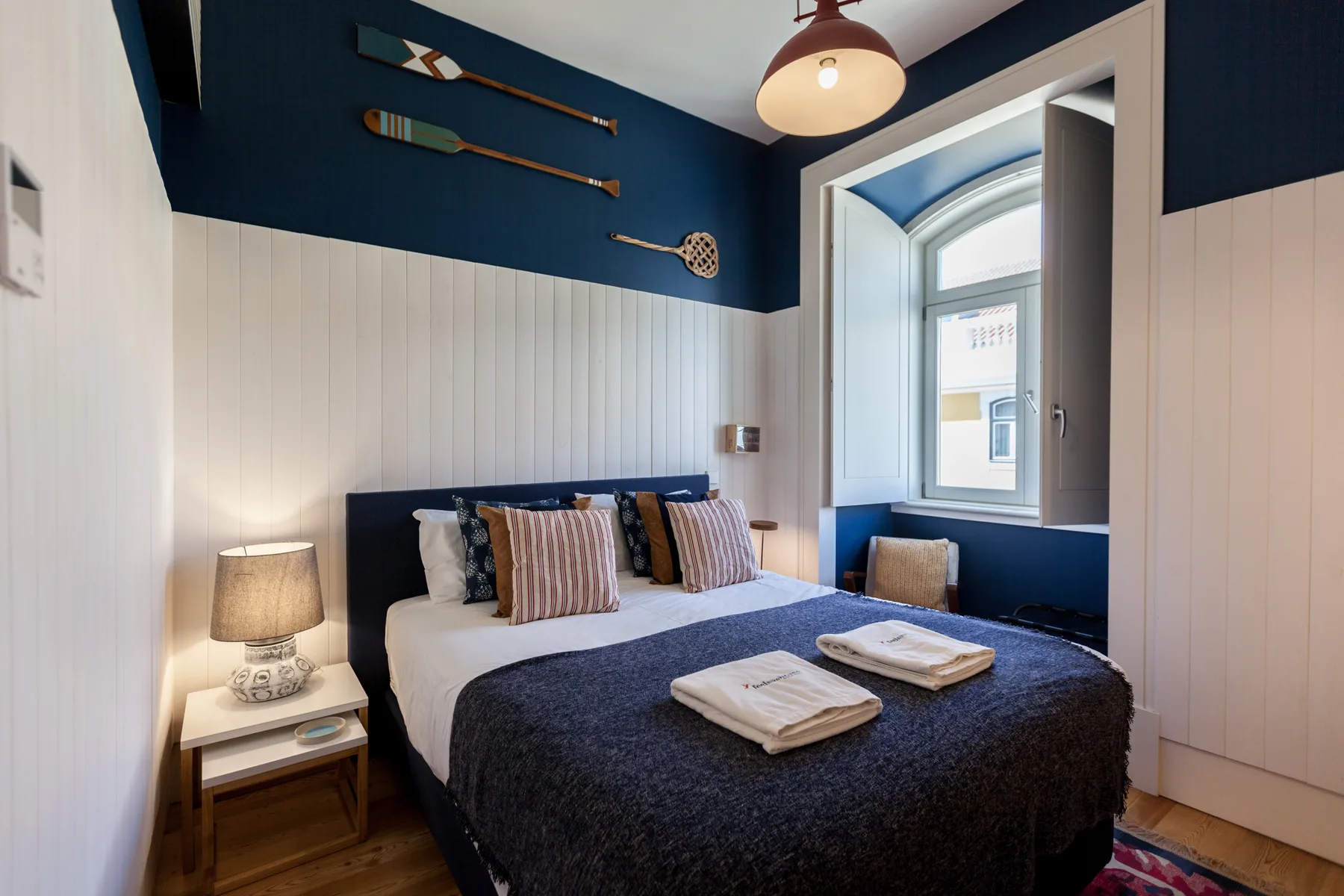 Un dormitorio con una cama y una ventana.