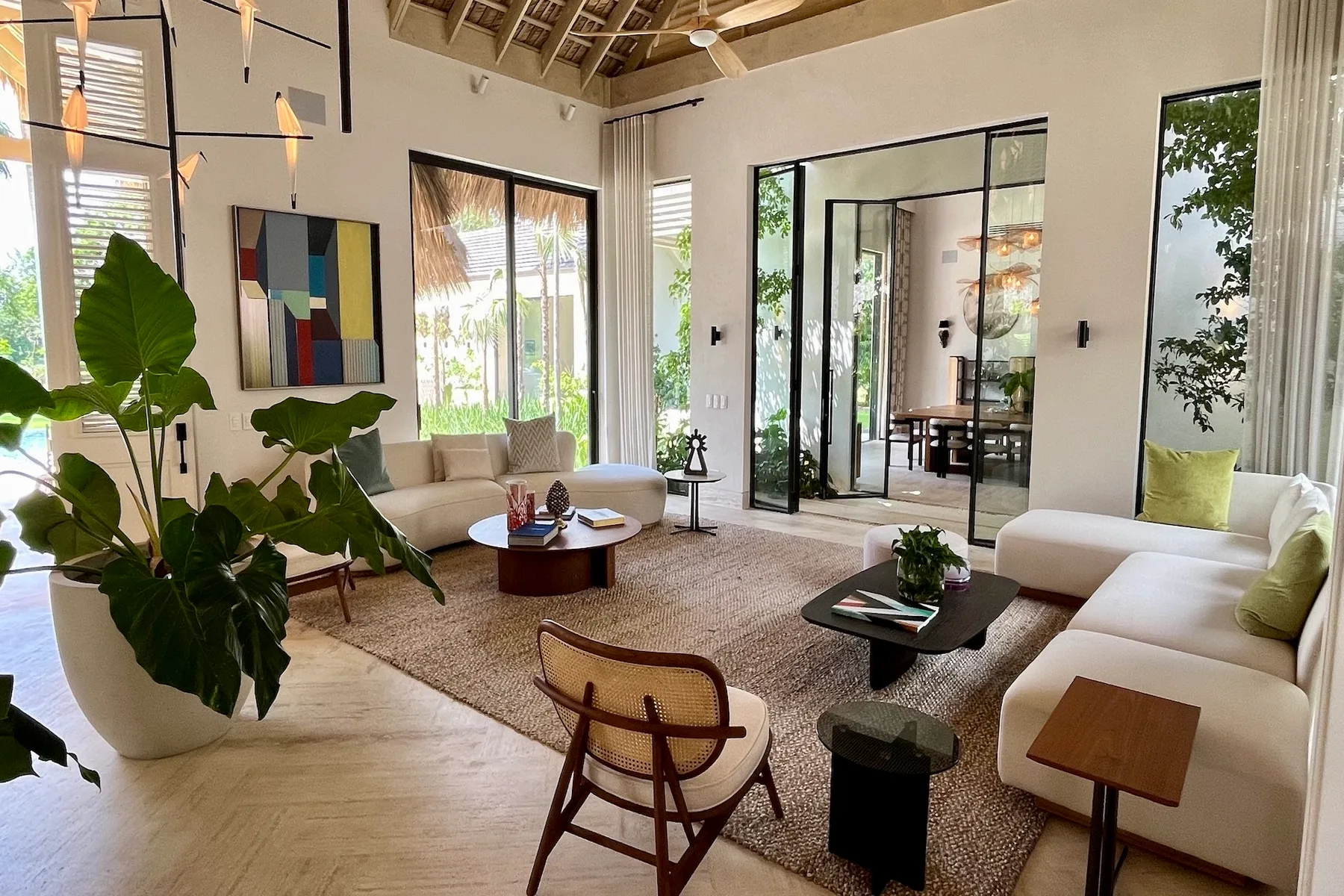 Una sala luminosa con asientos dispuestos alrededor de una mesa de centro baja.
