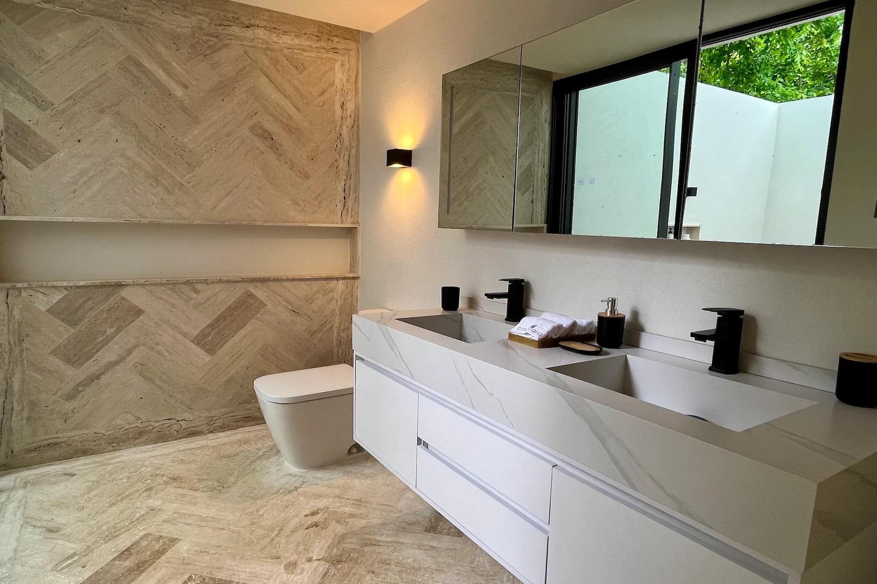 Un lavabo de baño con dos lavabos y un espejo grande.