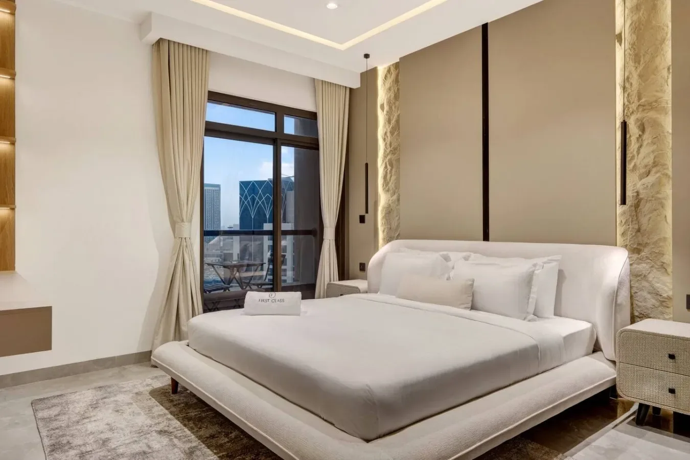 Un dormitorio moderno con una cama grande junto a una ventana con cortinas.