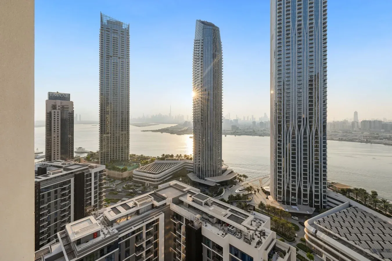 Torres de gran altura dominan la costa, con edificios modernos en primer plano.