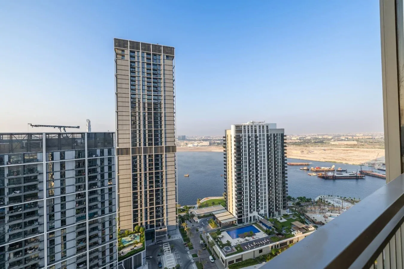 Una vista urbana desde un edificio alto muestra un río, edificios cercanos y la ribera.