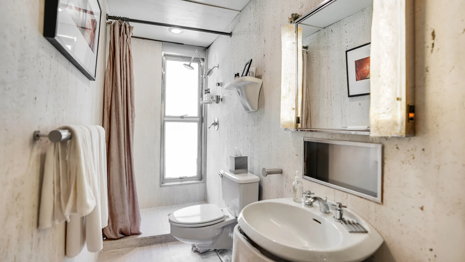 Un baño con bañera, lavabo y ventana.