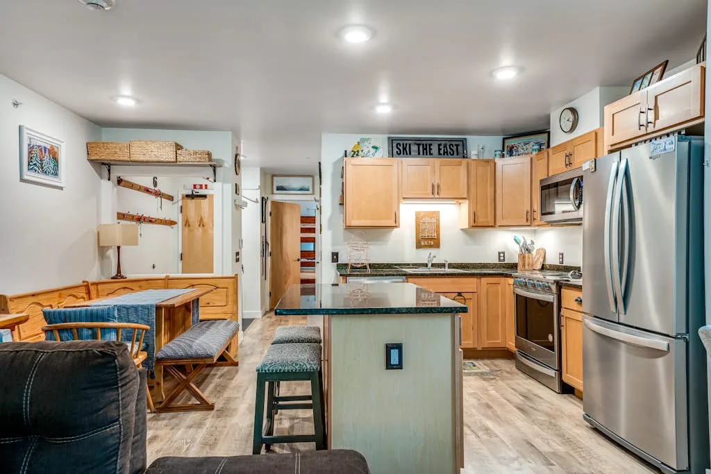 Una cocina luminosa con gabinetes de madera, una isla central y un rincón para comer.