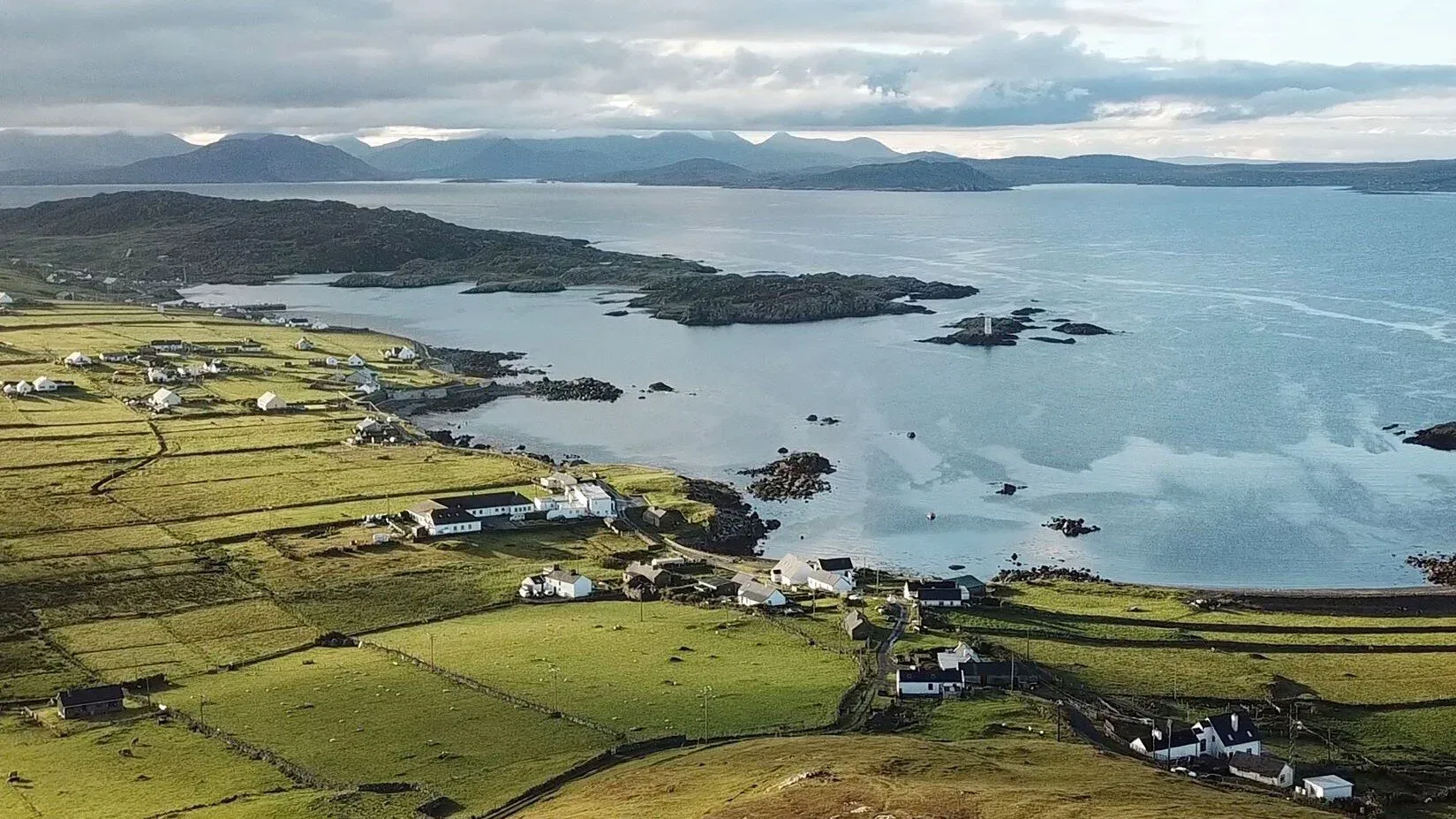 Foto aérea del hotel y el puerto con las montañas de Connemara al fondo