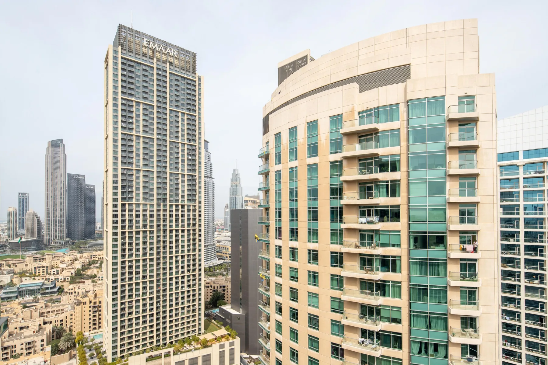Un horizonte urbano con edificios modernos altos y una destacada torre curva.