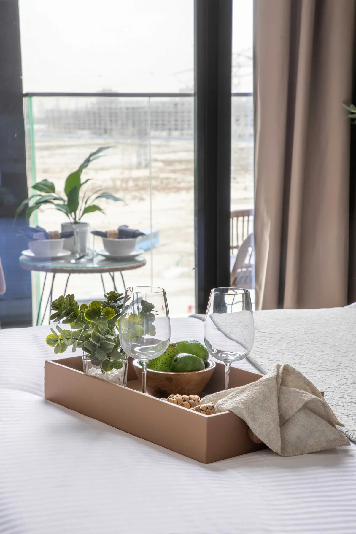 Un comedor luminoso con un centro de mesa junto a grandes ventanales.