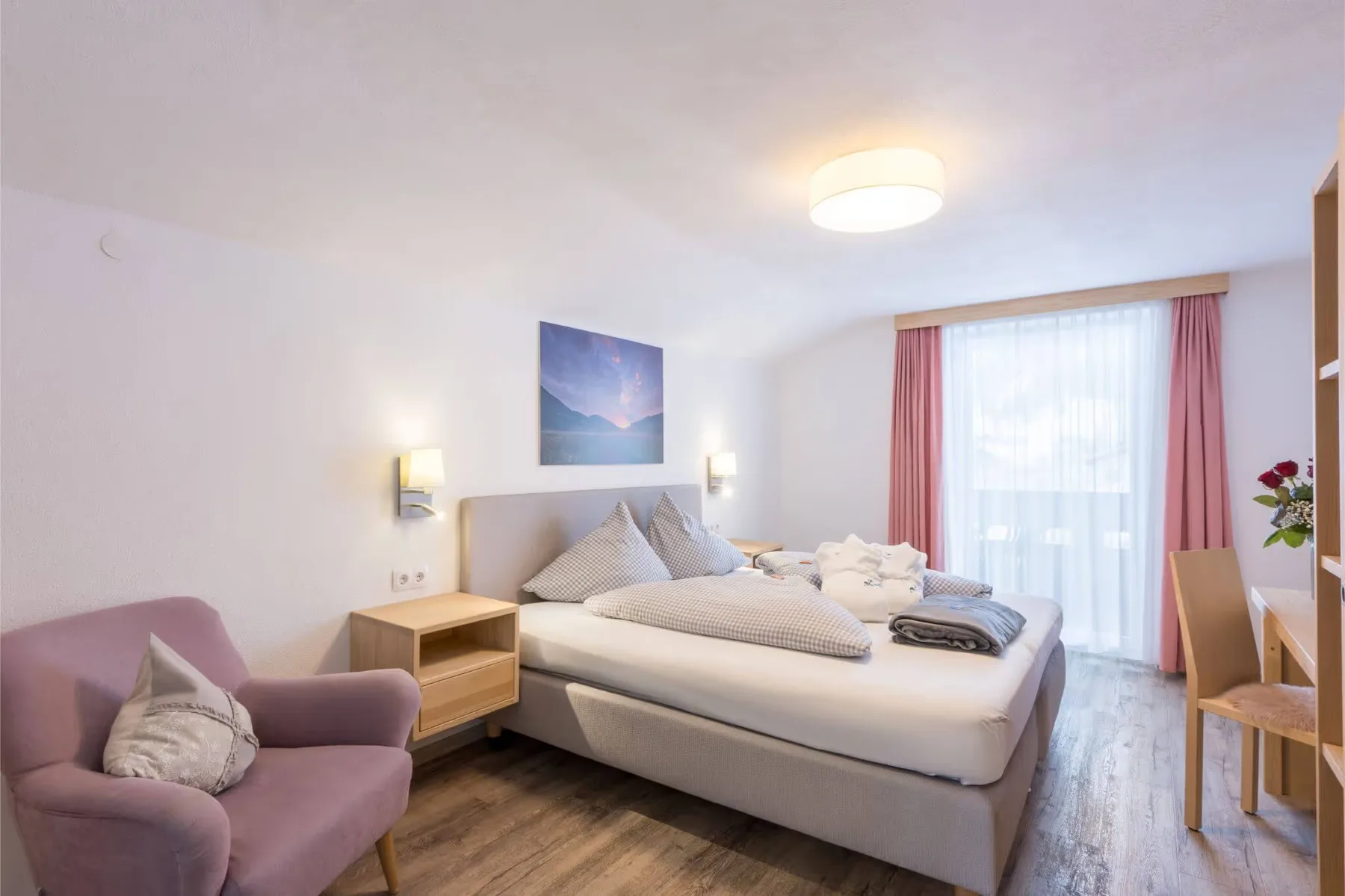 Double room with bed and sitting area