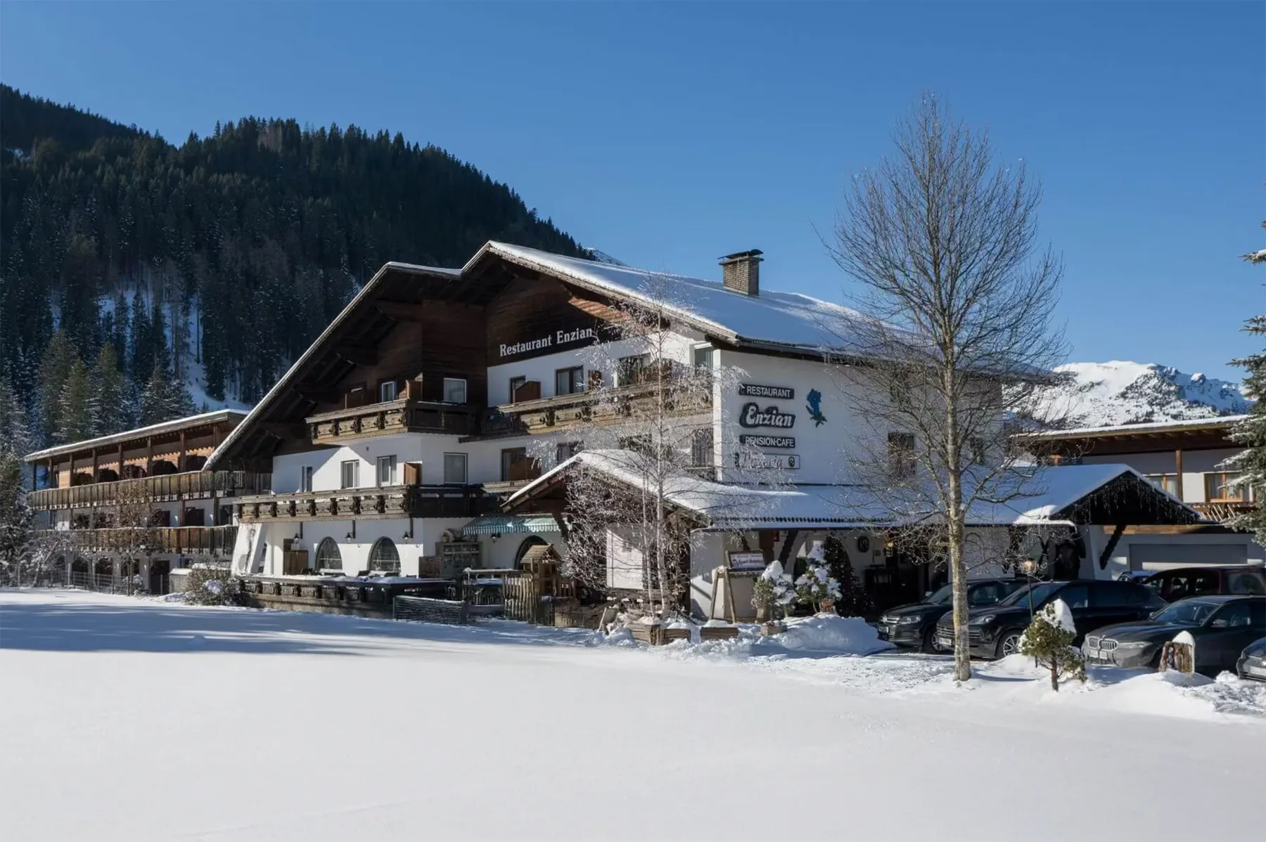 Exterior del Gasthof Enzian en invierno