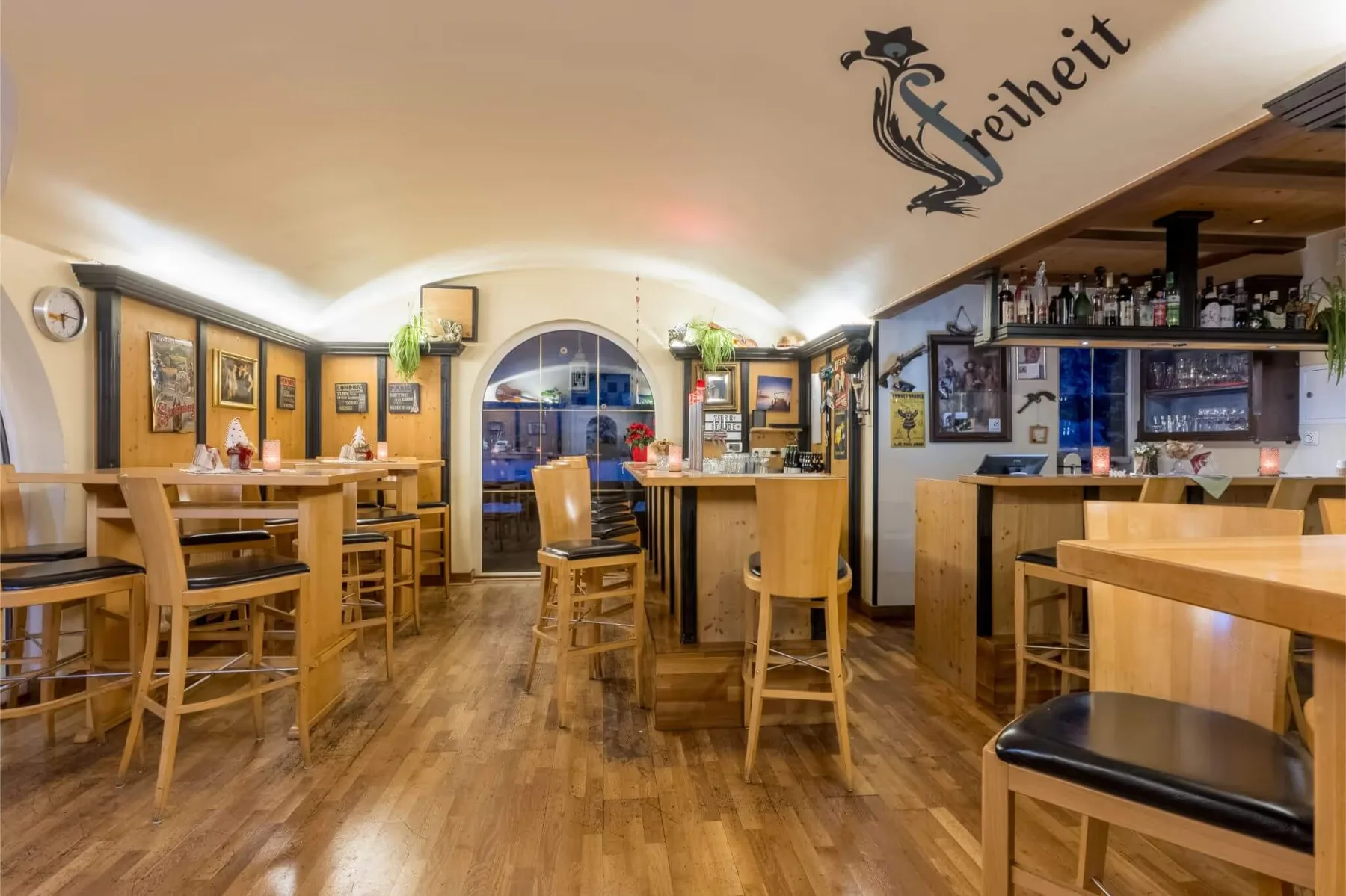 Bar del pub Freiheit con mesas y sillas de madera