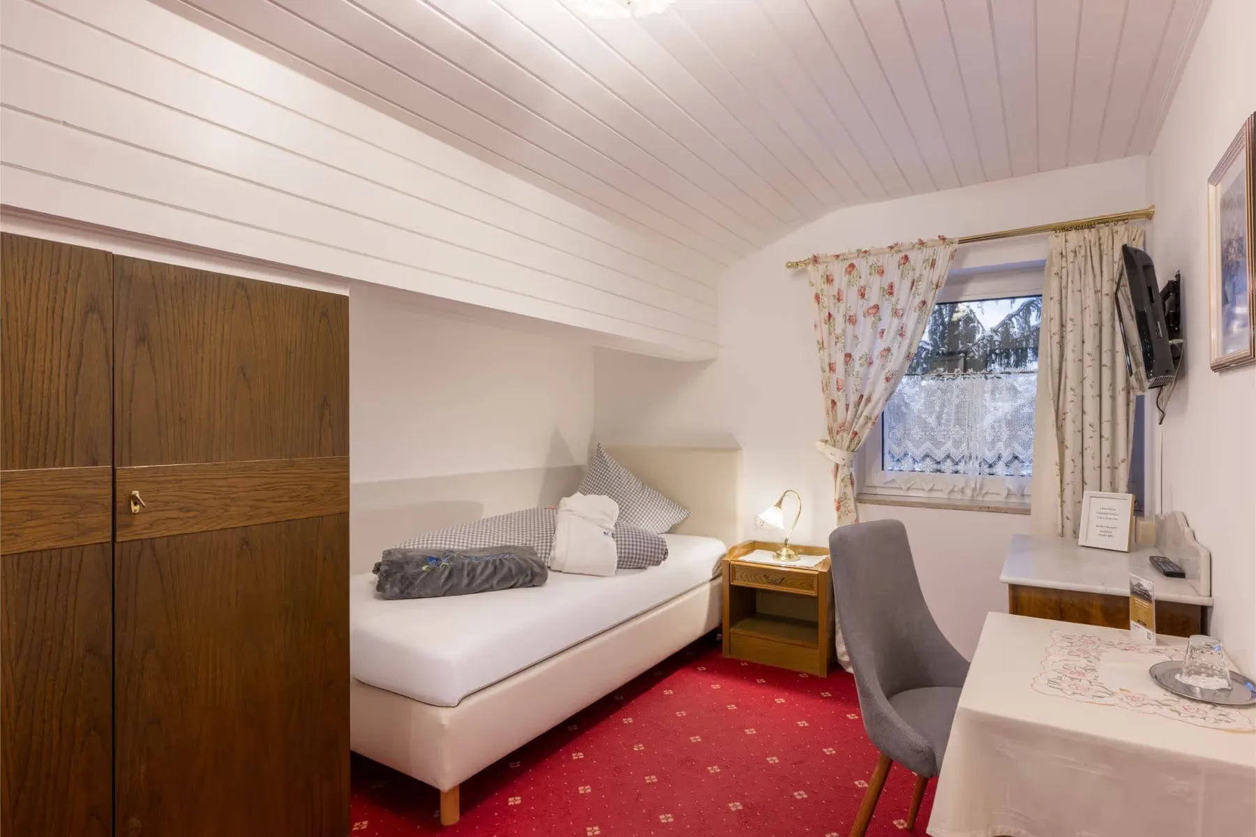 Single room with desk