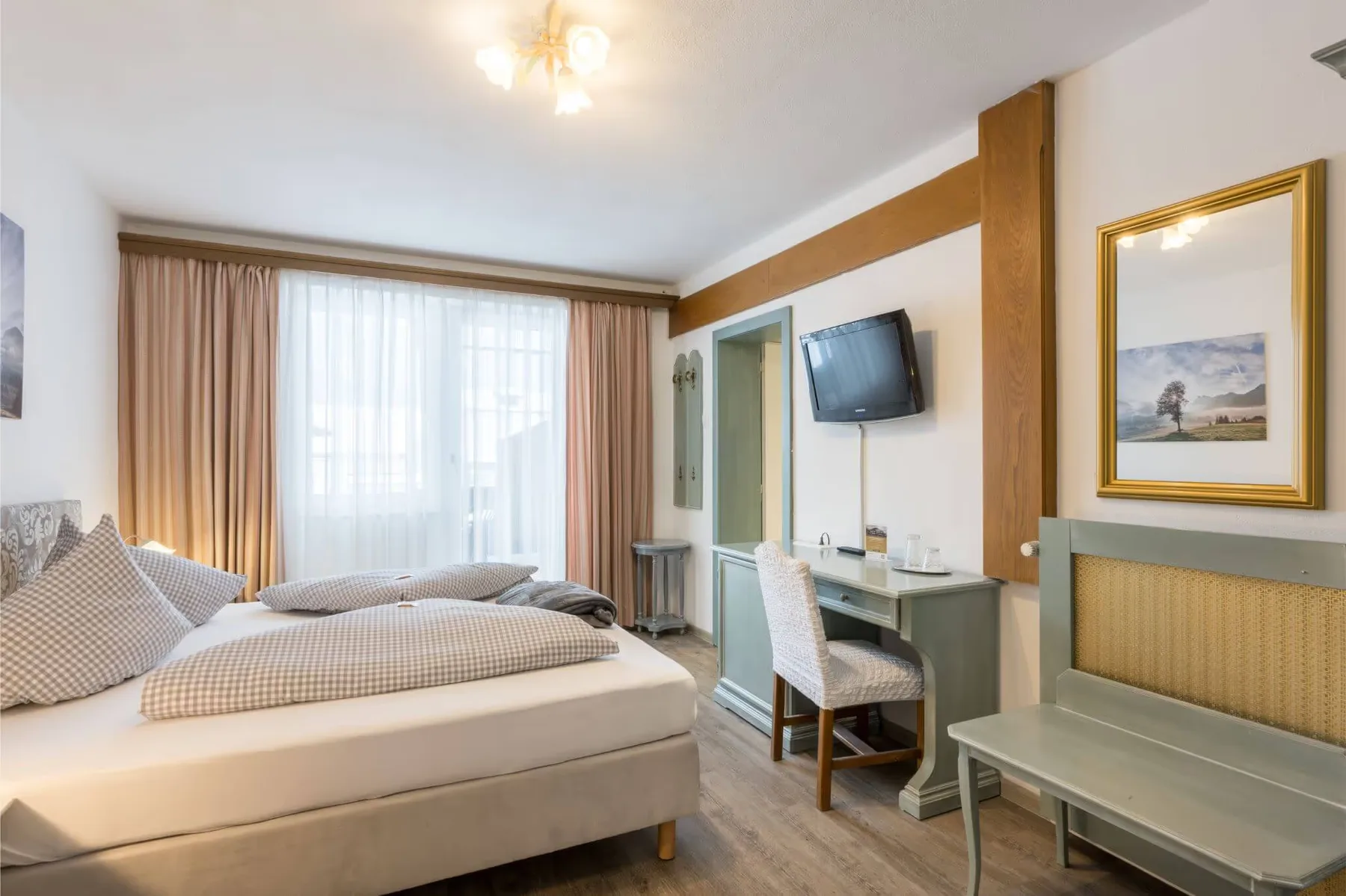 Double room with desk and sitting area