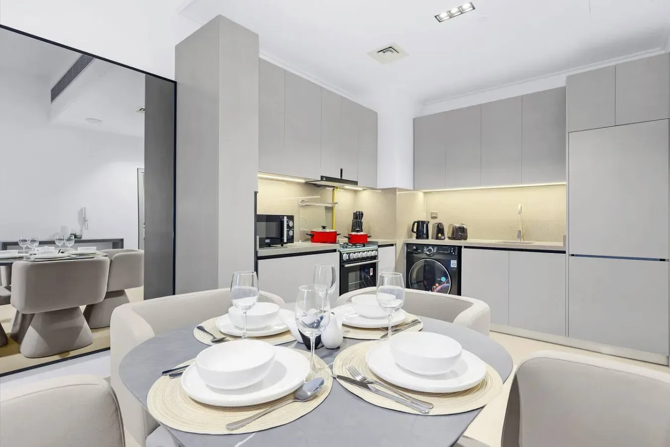 Cocina y comedor modernos con una mesa preparada para comer.