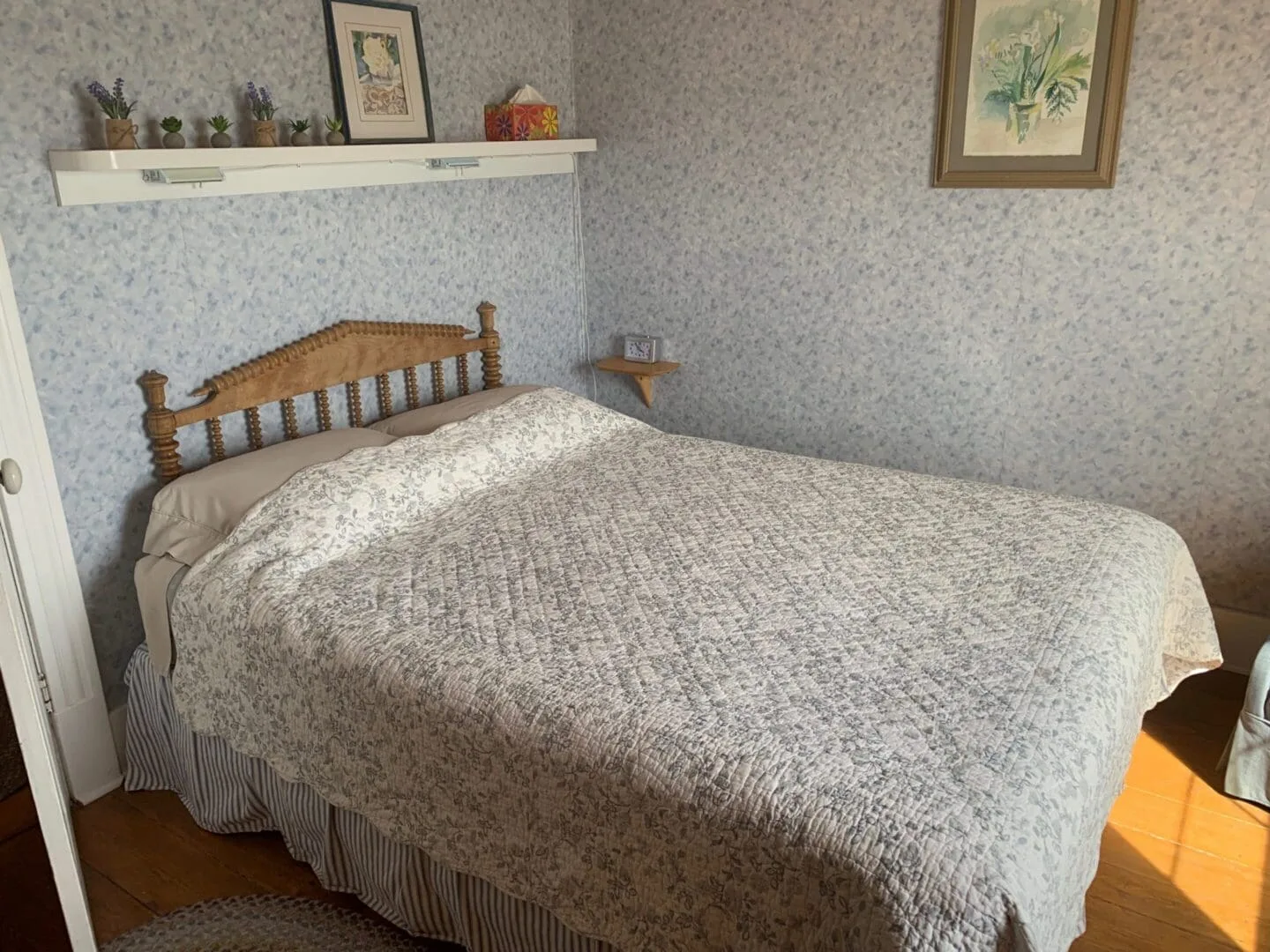 Guest room with a bed.