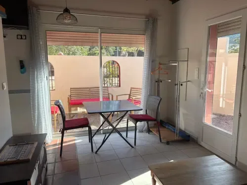 Dining room in the Grand Gîte, with table, chairs and garden view.
