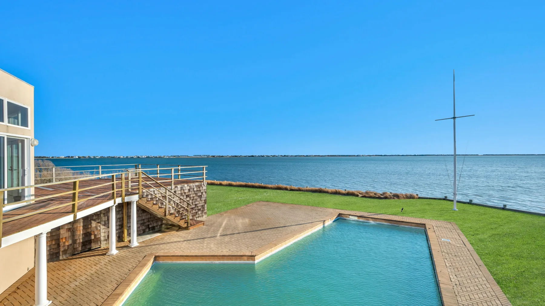 Una zona exterior junto a la piscina da a una extensión tranquila de agua.