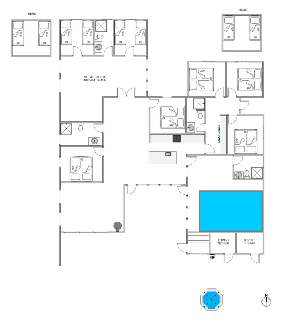 Un plano muestra varias habitaciones alrededor de un área central, con una piscina azul.