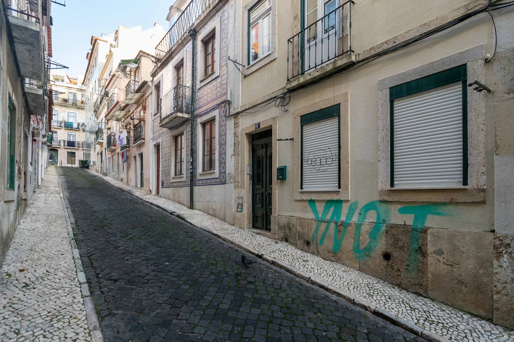 Una estrecha calle empedrada pasa entre edificios muy próximos.