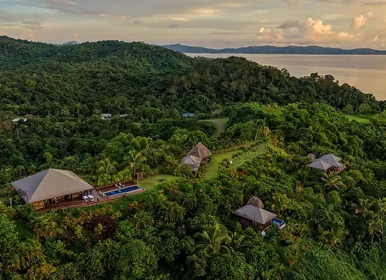 Emaho Sekawa Retreat - Vista aérea + al océano.jpg
