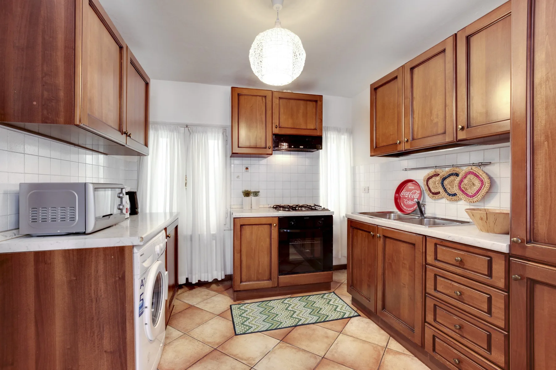 Una cocina con gabinetes de madera, una estufa y una encimera.