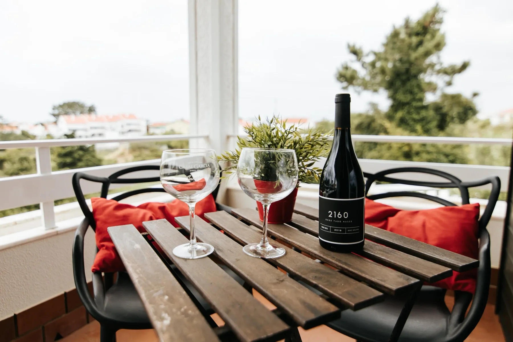 Mesa al aire libre con vino y vistas panorámicas
